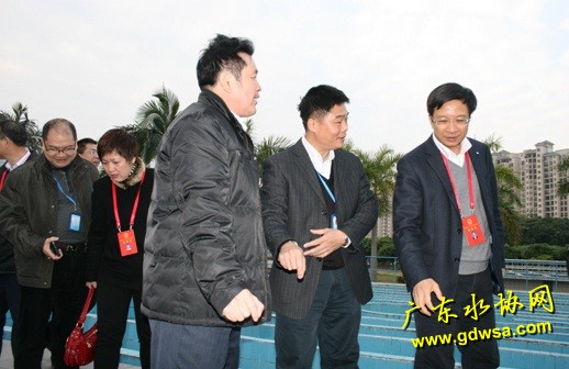 图为茂名市委常委、组织部长肖叶(右一)在公司经理庄水金(右二)的陪同下,了解生产情况。