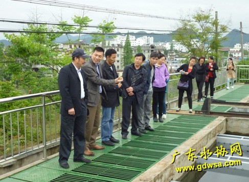 中国城镇供水协会县镇委副主任霍奎(中)余景泉和林芝水司巴桑副总经理(右一)参观歙县水司二水厂