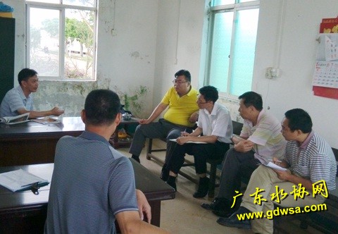 图为省建设厅副处长陈辅淳(右三)、省水协副会长、湛江市水务集团董事长李雄伟在徐闻水司城北水厂了解灾情。