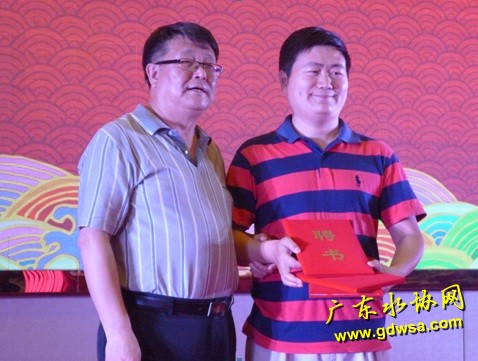 中国水协县镇工作委霍奎副主任向中国科学院生态环境中心安伟副研究员（右）颁发聘书