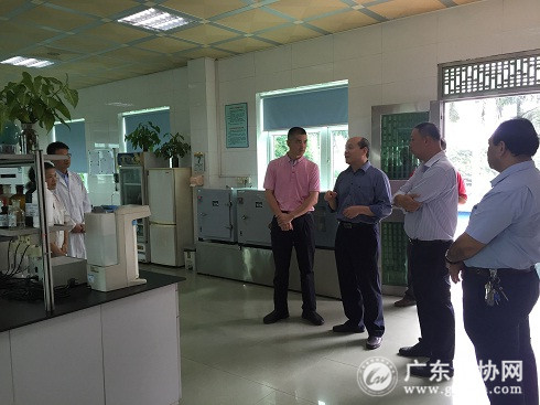 广东省水协秘书长林志光(左2)在东莞市茶山自来水公司化验室了解水质检测工作