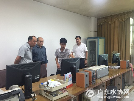 广东省水协秘书长林志光(左2)与省水协常务理事理事、县镇工作部主任单位中山市小榄水务有限公司李志荣总经理(左1)在澄海区南洋自来水公司总经理余少伟(右1)陪同下,听取公司相关负责人介绍情况;