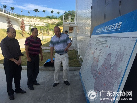 广东省水协秘书长林志光(左:1)与省水协常务理事理事、县镇工作部主任单位中山市小榄水务有限公司李志荣总经理(左2)在南澳自来水厂了解南澳供水工程情况;