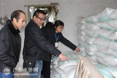 为进一步加强佛冈县饮用水卫生安全保障工作,预防突发饮用水卫生事件的发生,2018年1月29日下午,佛冈县卫生监督所执法队到佛冈县供水服务中心进行了春节前卫生安全监督检查。